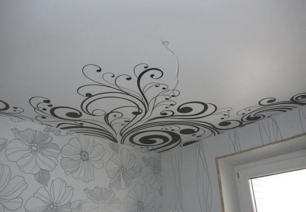 Для повышения декоративных свойств натяжного потолка следует наносить на поверхность полотна разнообразные узоры или орнамент