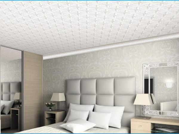Если потолок имеет идеально ровную поверхность, то в качестве отделки подойдет побелка и покраска. Потолоку с неровностями подойдут варианты как натяжной и подвесной потолок, потолочная плитка и другие