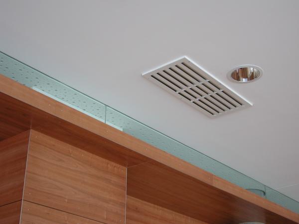 Конструкция подвесных потолков предусматривает наличие вентиляционных отдушин