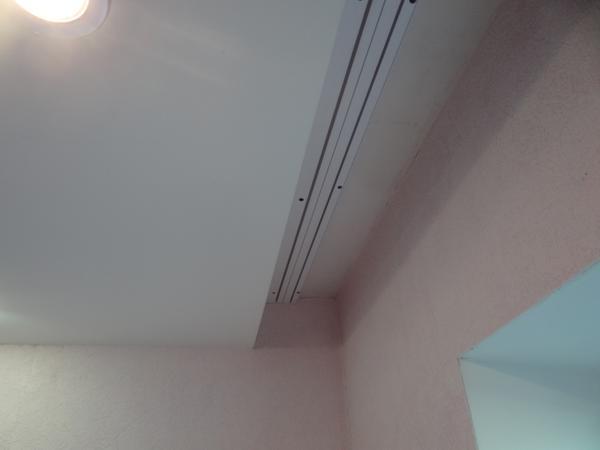 Ниша под карниз в натяжном потолке практически не видна, но очень необходима, ведь в ней монтируется карниз