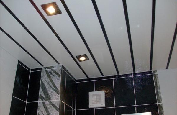 Для отделки потолка в ванной комнате подойдут пластиковые панели. Они изготавливаются из прочного, пластичного материала, обладающего хорошей звукоизоляцией и влагостойкостью