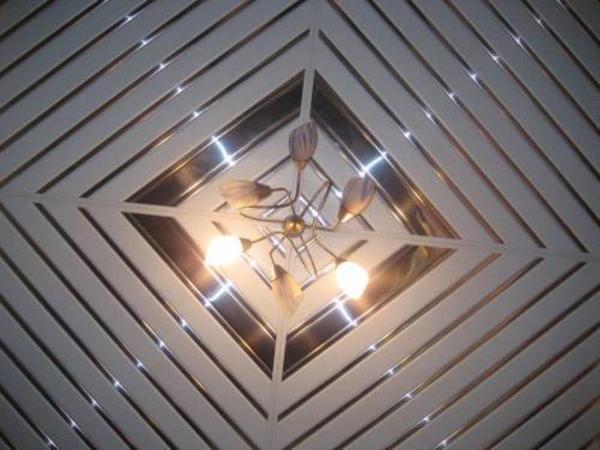 Реечный потолок - удобный вид подвесных потолков, основа которого состоит из реек и навесной системы
