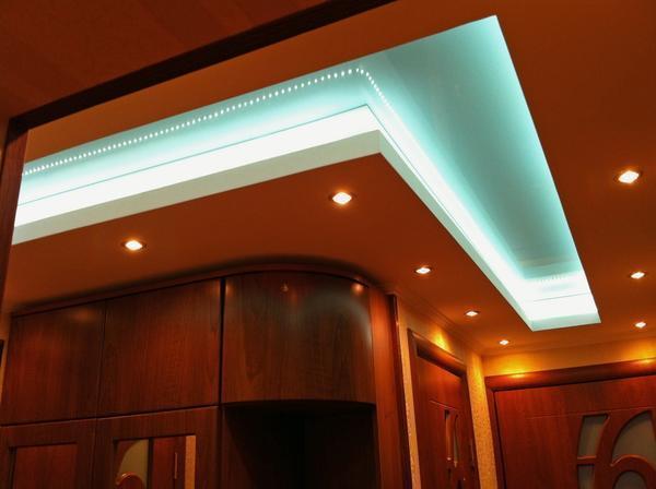 Современные многоуровневые потолки зрительно расширят прихожую и создадут максимальный уровень освещения