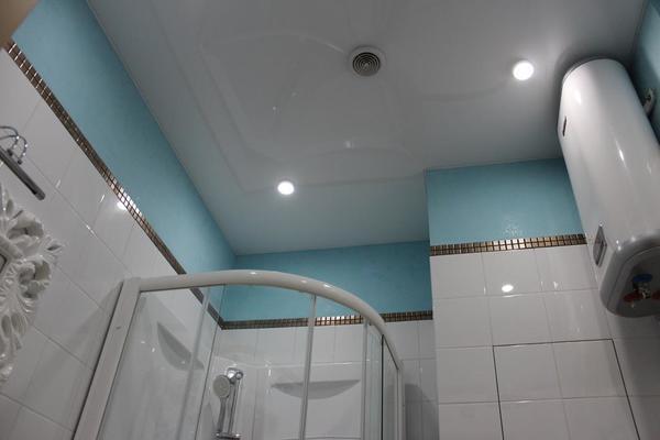 Натяжной ПВХ-потолок отлично подойдет для ванной комнаты благодаря своей отличной стойкости к протечкам