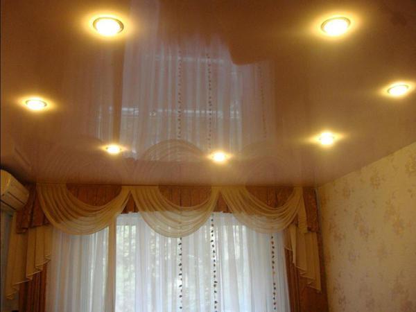 Правильный подбор освещения позволяет смело играть со светом и избежать повреждений на натяжной потолочной поверхности