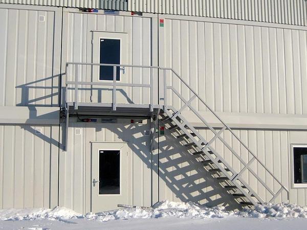 Ширина лестницы зависит от максимального количества человек, которое одновременно может находиться в здании