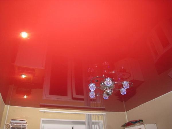 Пленочный потолок поможет скрыть дефекты базовой поверхности и замаскировать любые коммуникации