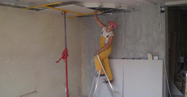 Прикрутить гипсокартон к потолку одному возможно с помощью подпоры, которая должна соответствовать высоте комнаты