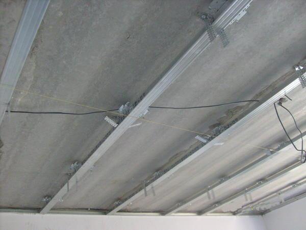 Монтаж панелей ПВХ на потолок 
