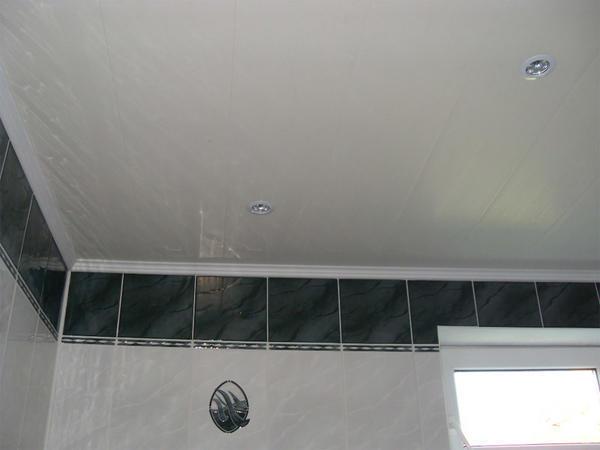 Глянцевая поверхность является хорошим вариантом для оформления потолка в комнате, в которой не хватает пространства