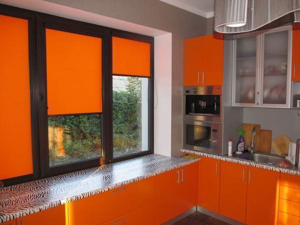 Красиво и стильно на кухонных окнах будут смотреться рулонные жалюзи 