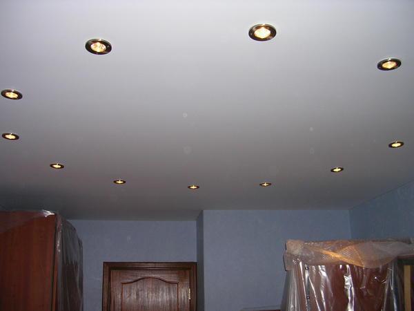 Правильное расположение точечных светильников играет важную роль при оформлении натяжных потолков