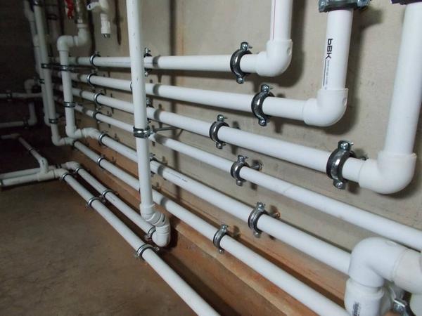 Трубы для водоснабжения лучше располагать таким образом, чтобы в случае поломки к ним был доступ для осуществления ремонта