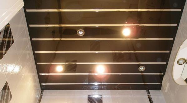 Точечные светильники - наиболее оптимальный вариант освещения для реечного потолка
