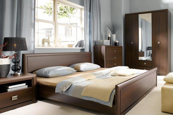 Стандартный набор мебели для спальни состоит из кровати, шкафа, прикроватных тумбочек и туалетного столика. Однако самым главным предметом мебели в спальне является кровать