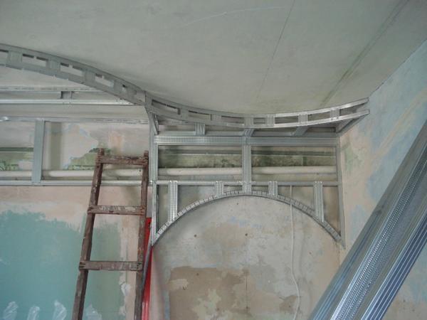 Профиль арочный обычно используется для дверных проемов и сложных фигур на потолке