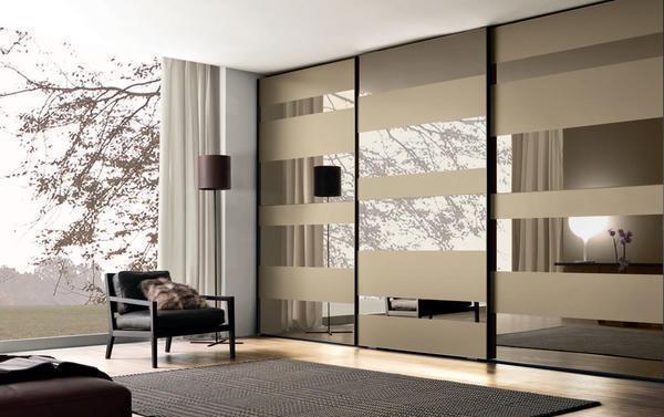 Стильно дополнить интерьер современной гостиной поможет красивый шкаф-купе с зеркальными дверцами