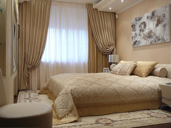 Отличным решением является покупка в классическую спальню штор, которые выполнены из ткани золотого или бежевого цвета 