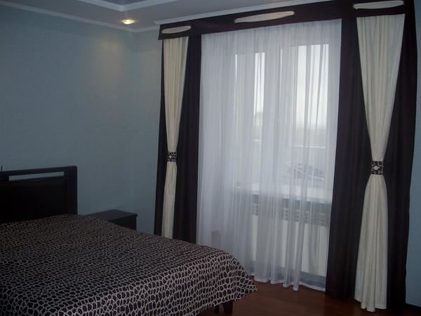 Белые минималистичные занавески в спальне смотрятся стильно и элегантно