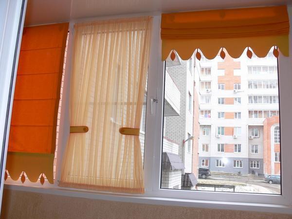 Выбирать оконные занавески на балкон нужно, исходя из стиля, в котором он выполнен
