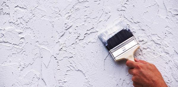 Цементная шпаклевка характеризуется влагостойкостью, поэтому она подойдет для отделки стен как на кухне, так и в ванной комнате