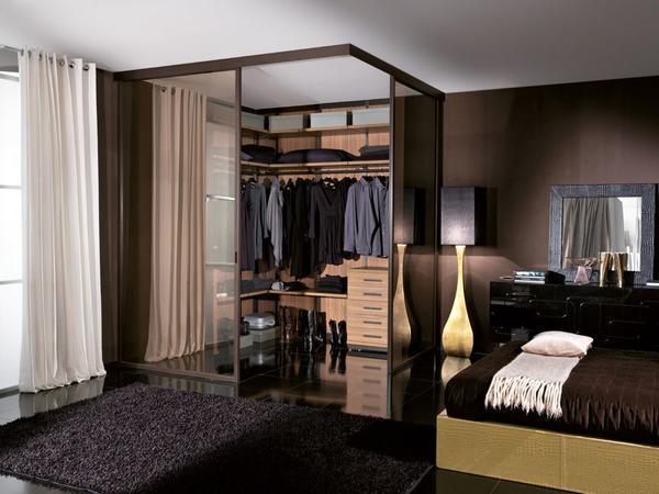 Встроенные шкафы или комоды, расположенные в спальне, являются наиболее практичным вариантом обустройства гардеробной для обладателей небольших квартир