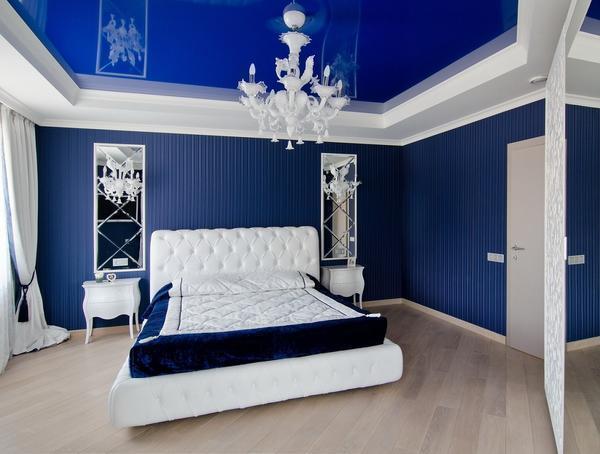 Разбавить сине-белую спальню можно с помощью напольного покрытия из ламината коричневого оттенка 