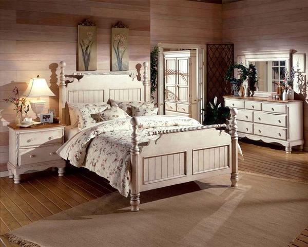 В качестве напольного покрытия для спальни в стиле шебби-шик хорошо подойдет деревянный пол коричневого оттенка 