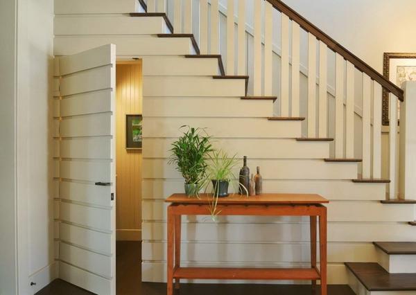 Кладовка под лестницей позволяет сэкономить много пространства в квартире или доме 