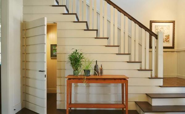 Многие предпочитают выбирать деревянную лестницу в скандинавском стиле, поскольку она выглядит стильно и лаконично 