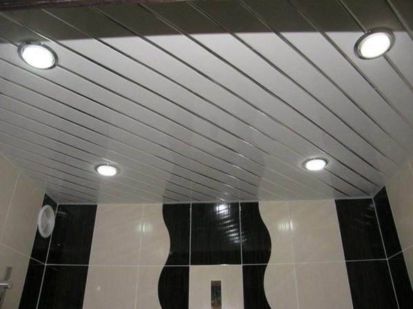 Встроенные светильники отлично дополняют утонченность реечных потолков, создавая единый гармоничный стиль помещения