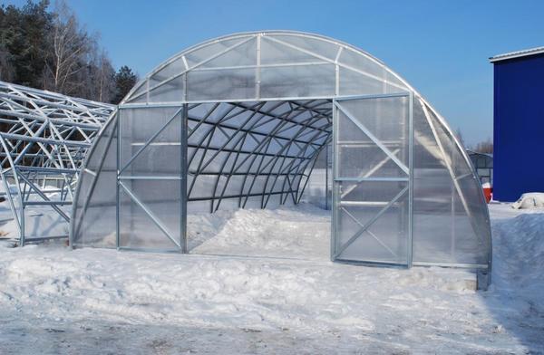 Усиленный каркас для теплицы в зимний период необходим для защиты от воздействия снега, сильного ветра и мороза