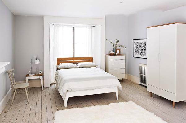 Оформляя спальню в скандинавском стиле, необходимо заранее определить размер комнаты и степень ее освещенности, т.к. белый цвет мебели и предметов декора не только делает спальню уютной, но и визуально увеличивает размер помещения