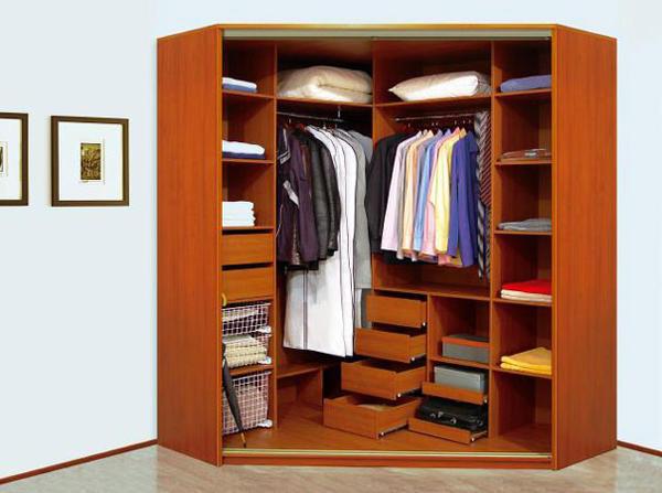 Чтобы сэкономить место в гардеробной, используйте ящики и штанги, а еще можно выделить места для хранения аксессуаров