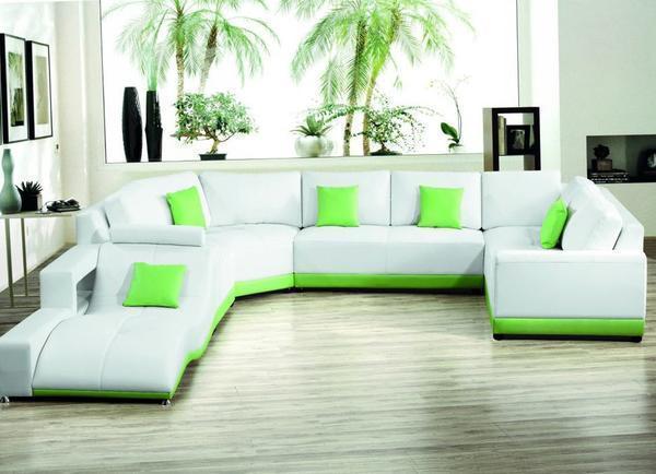 Подбирая большой диван для обустройства гостиной, в первую очередь стоит обращать внимание на его качество и функциональность, а не на внешний вид