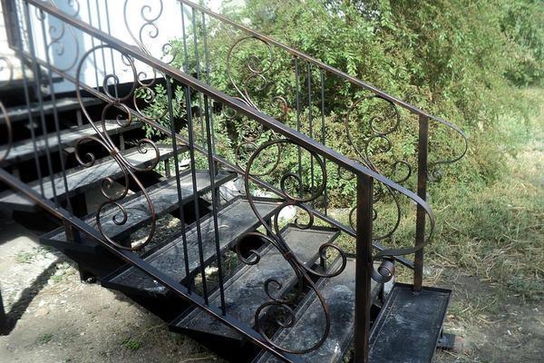 Существует широкое разнообразие металлических уличных лестниц, отличающихся по форме, углу наклона и типу стали, из которой они изготовлены 