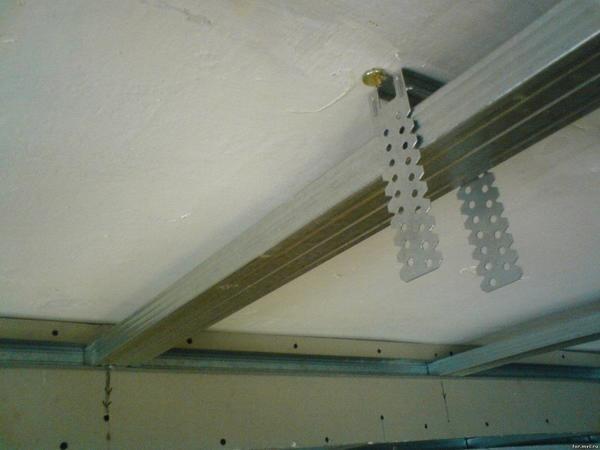Подвесы применяются для регулирования высоты конструкции подвесного потолка