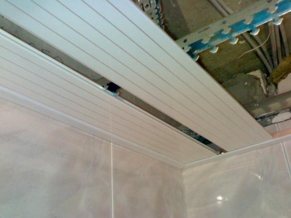Пластиковый потолок получится только при ровной поверхности 