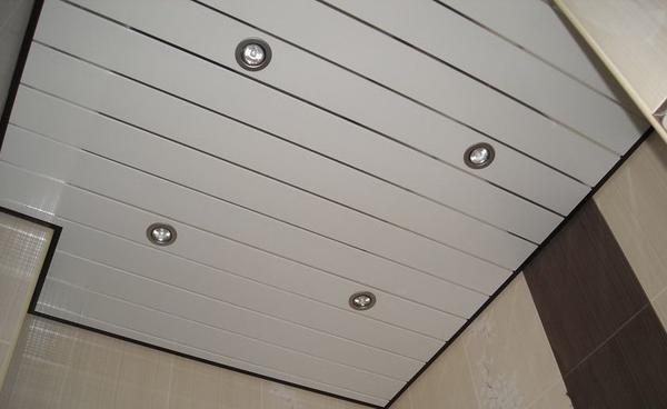 Панели ПХВ - неплохой вариант отделки потолка за доступную цену