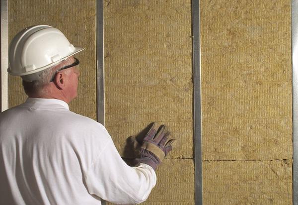 Минеральная вата – отличный влагоизоляционный материал, предотвращающий появление конденсата на подвесном потолке