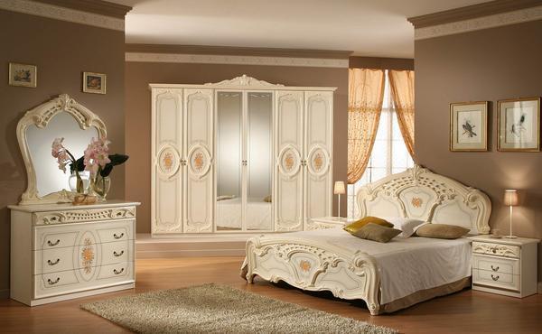 Следует выбирать такую мебель для итальянской спальни, которая не будет сливаться с полом 