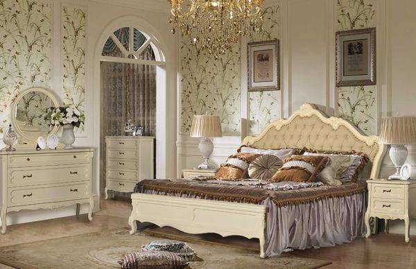 Классическую мебель для спальни необходимо подбирать так, чтобы она дополняла общий дизайн комнаты