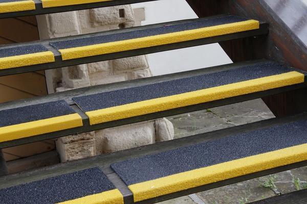Нескользящее покрытие дает возможность безопасно передвигаться по лестнице, когда идет снег или дождь 