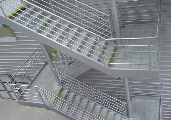 Все основные параметры эвакуационных лестниц строго регулируются требованиями ГОСТ