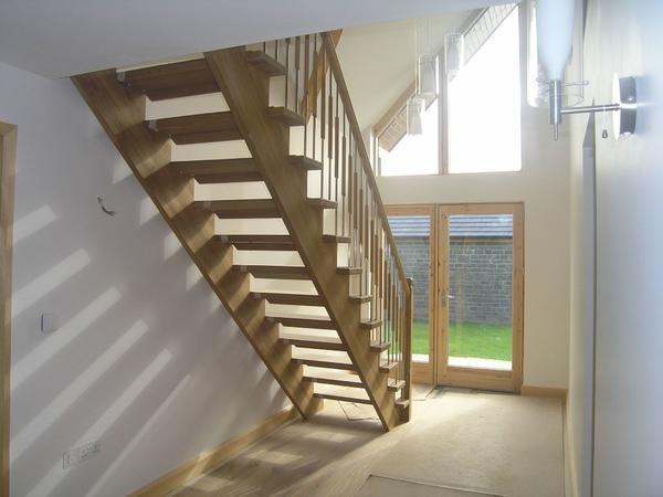 Для того чтобы получить практичную и красивую лестницу на второй этаж, специалисты рекомендуют использовать только качественные древесные породы