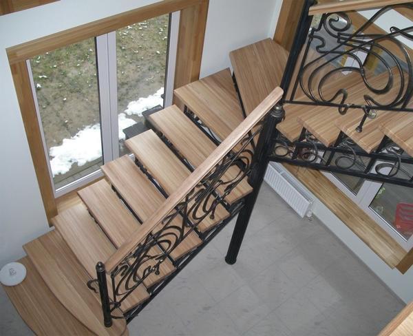 Специальные деревянные накладки на ступени защитят поверхность лестницы от всевозможных потертостей 
