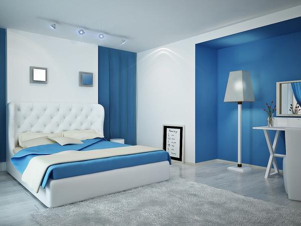 Отличным решением для спальни является сочетание синего и белого цвета 