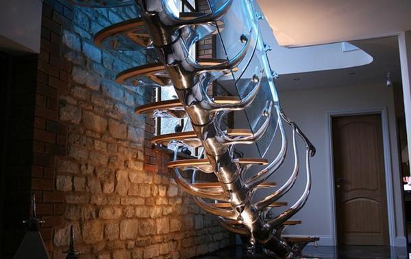 Качественно и грамотно спроектировать металлическую лестницу вам может профессиональный дизайнер
