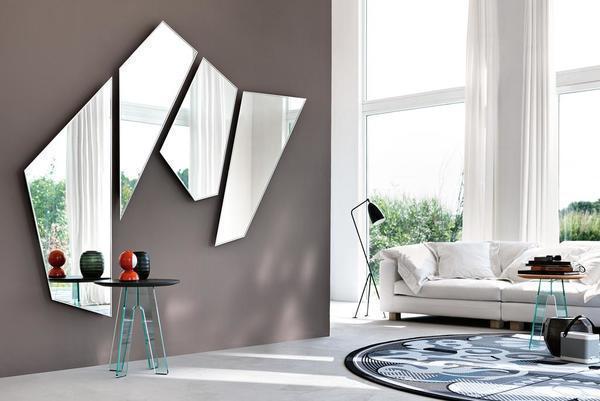Выбор зеркала для зала будет зависеть от того, какой интерьер хочет получить хозяин комнаты – дворцовый или минималистический