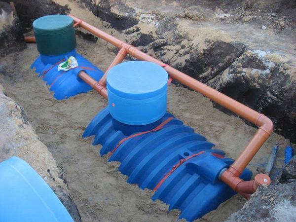 Благодаря множеству положительных характеристик, при обустройстве дома системой канализации чаще всего применяют пластиковые трубы